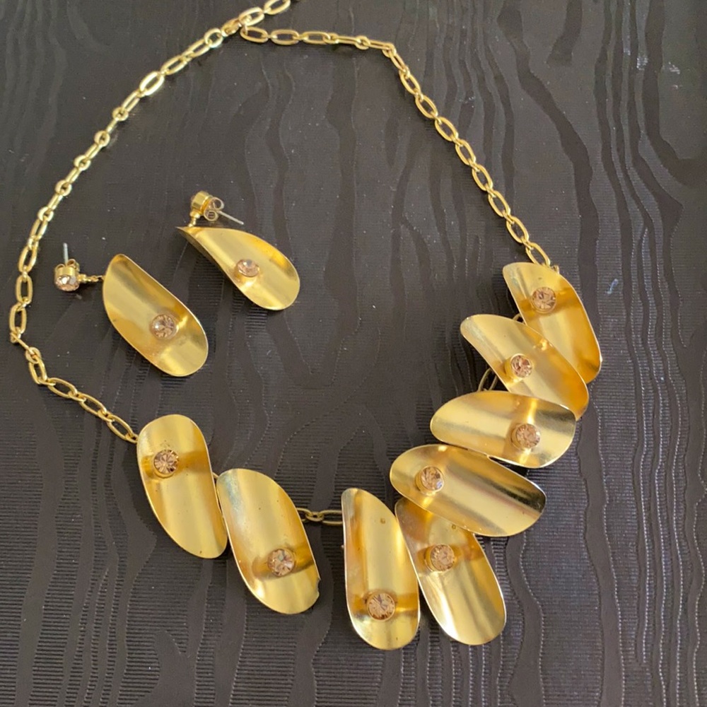 Beautiful golden chip (?) necklace and matching earring set